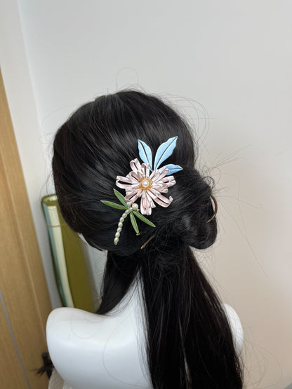 A handmade Chanhua chrysanthemum hair comb adorned in a dark - haired updo-3