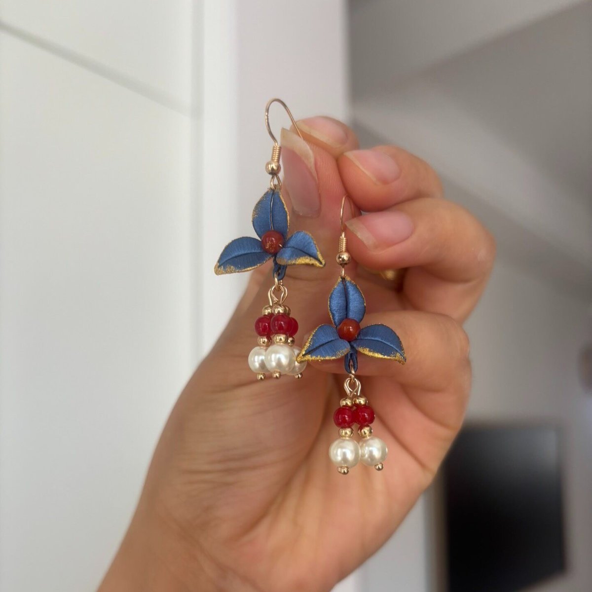 Boucles d'oreilles florales Chanhua faites à la main, fil enroulé - Bleu et or vintage