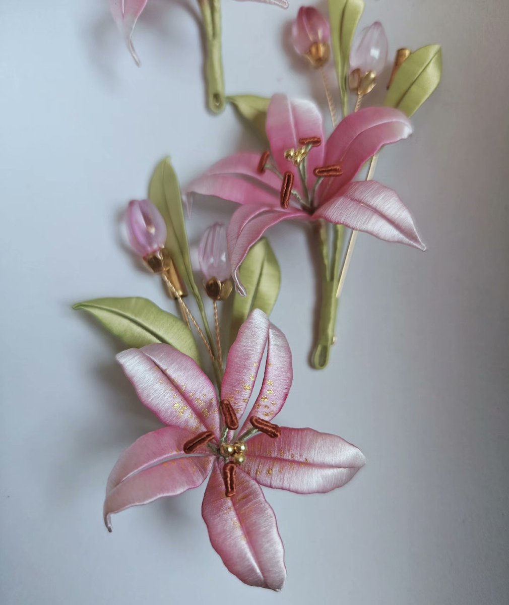 Spilla artigianale Gigli Rosa Avvolti in Filo - Spilla Floreale Chanhua Artigianale