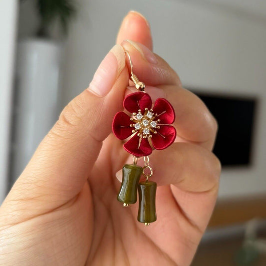 Orecchini pendenti fatti a mano Chanhua con fiore di pruno rosso - Orecchini pendenti a fiore rosso