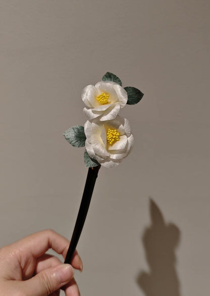 Handheld handmade Ronghua camellia flower hair accessory with two white flowers and green leaves