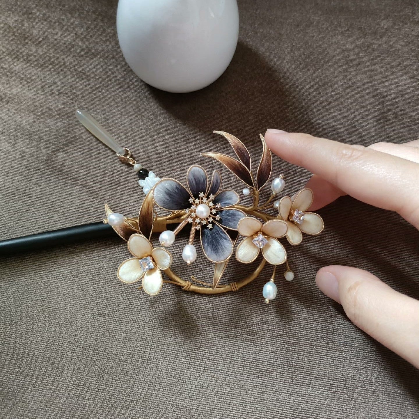 Épingle à cheveux faite main en velours de soie Ronghua - Épingle à cheveux camélia bleue et blanche