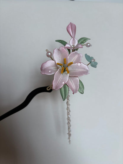 A handmade Chanhua lily hairpin with pink petals and green leaves-2