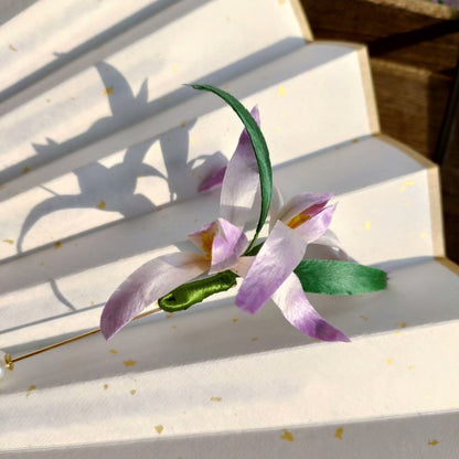 Spilla Iris Ronghua fatta a mano - Spilla floreale artigianale in seta da bavero