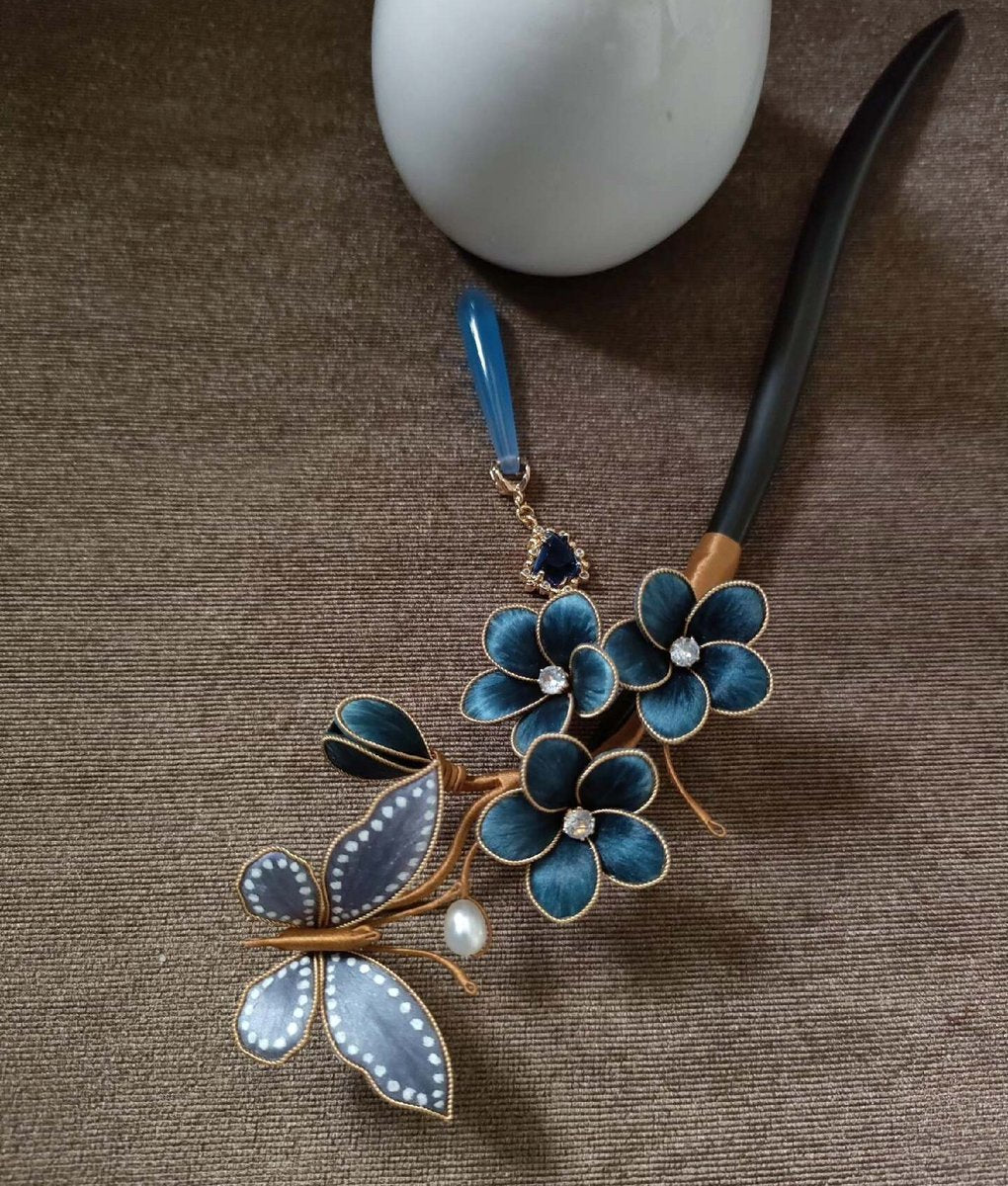 Pince à Cheveux Fleur en Velours de Soie Ronghua Faite à la Main - Prunier Bleu Papillon Accessoire Chinois