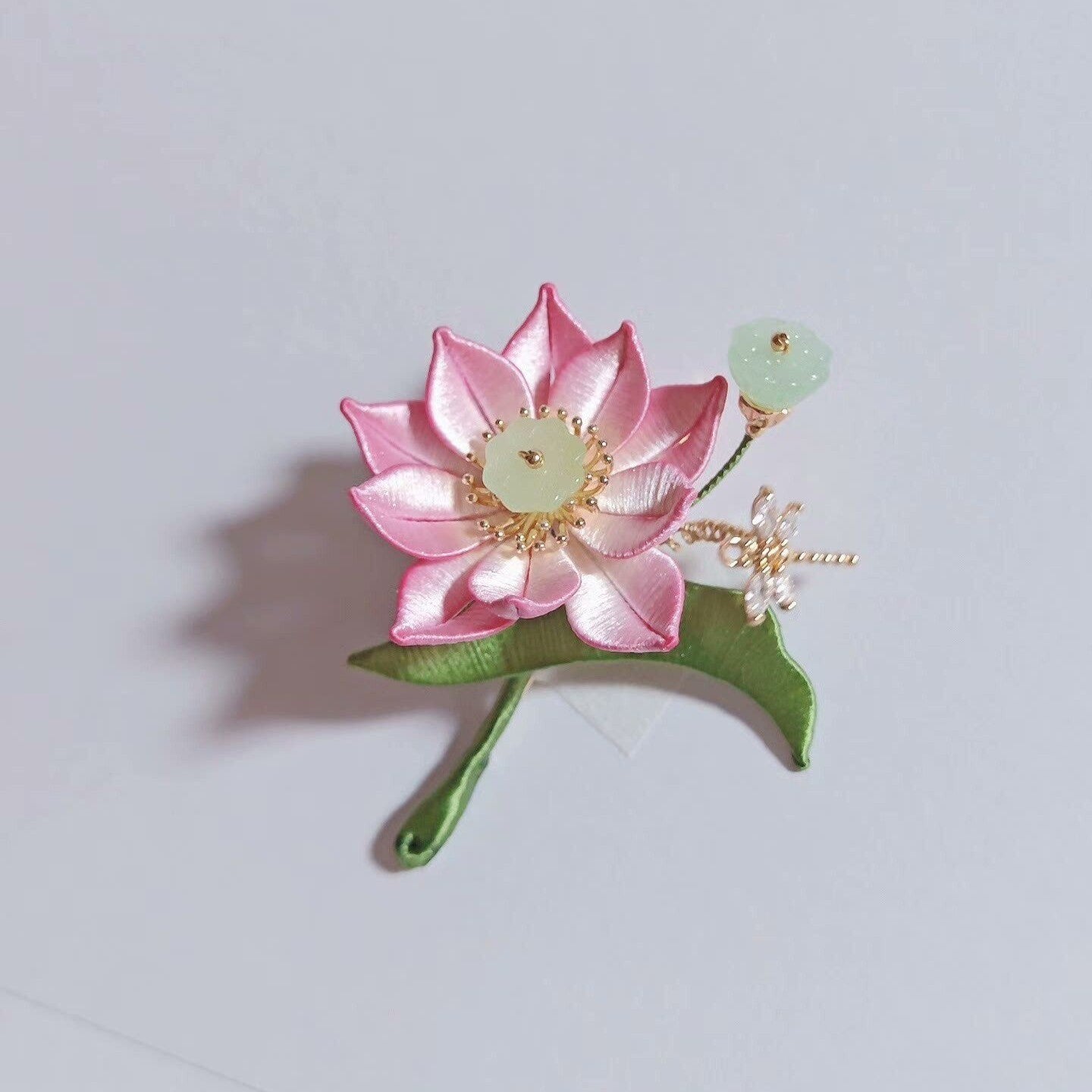 Spilla artigianale Chanhua a forma di loto - Fiore rosa con bocciolo di giada e libellula