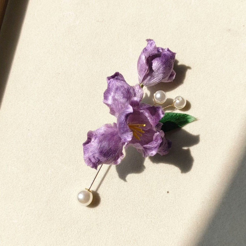 Spilla Iris Ronghua Fatta a Mano - Spilla da Balia Artigianale Floreale in Seta