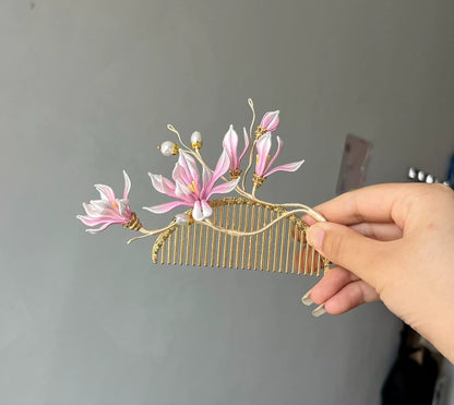 A hand - held golden hair comb with pink handmade Chanhua magnolia flowers and pearls-2