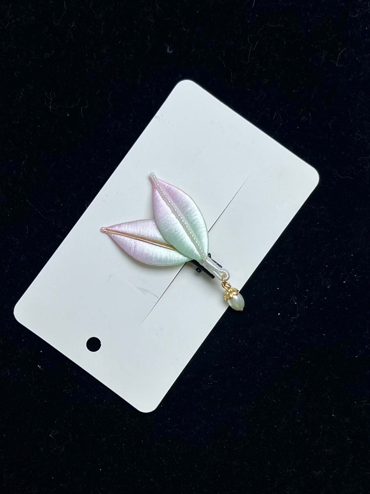Handmade Chanhua leaf - shaped hair clips with pastel colors and hanging pearls-3