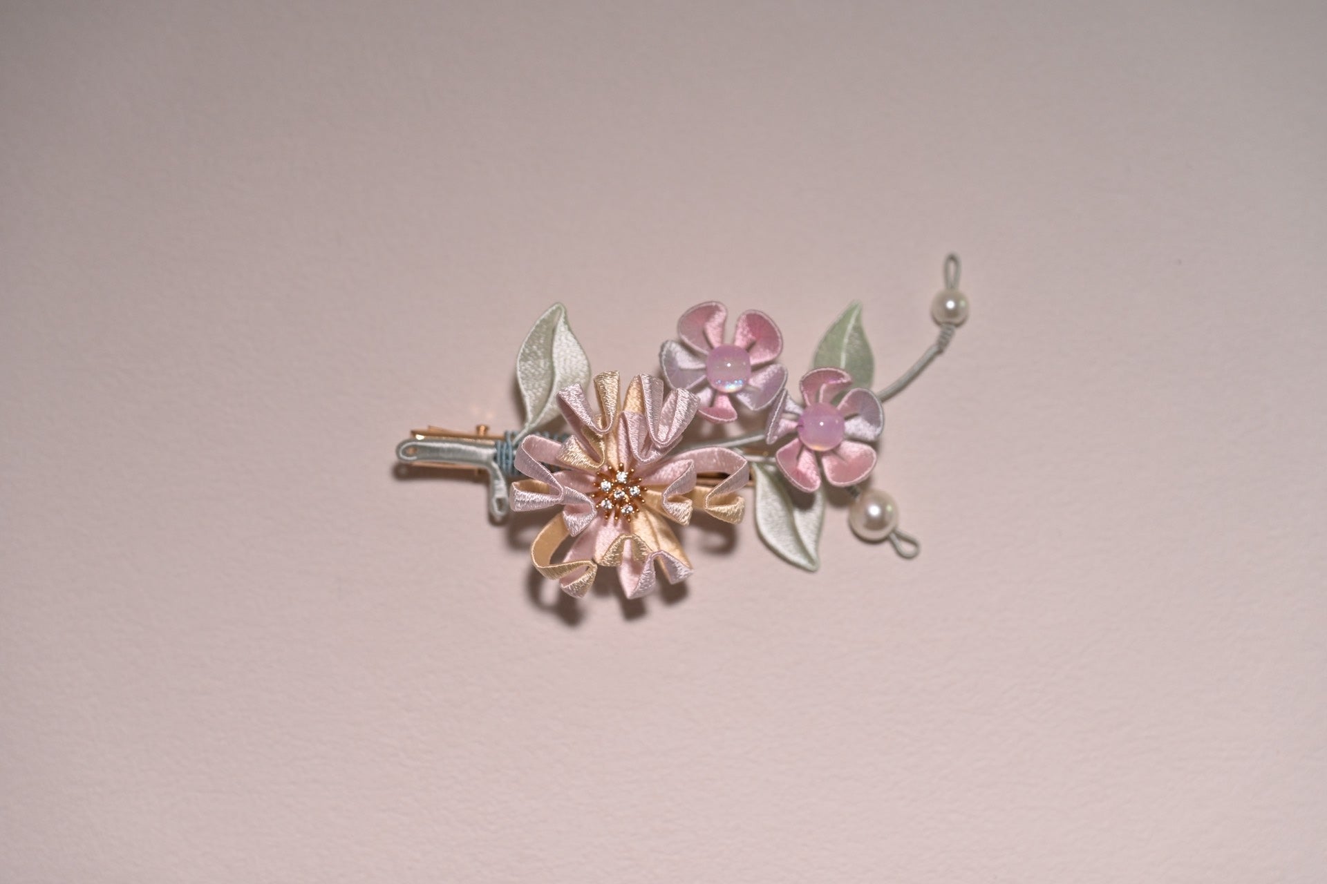 Handmade Chanhua silk small chrysanthemum hair clip with pink and beige flowers and pearls-2