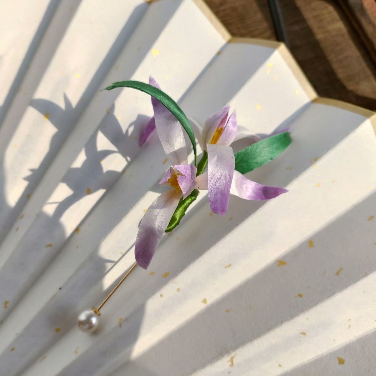 Spilla Iris Ronghua fatta a mano - Spilla floreale artigianale in seta da bavero