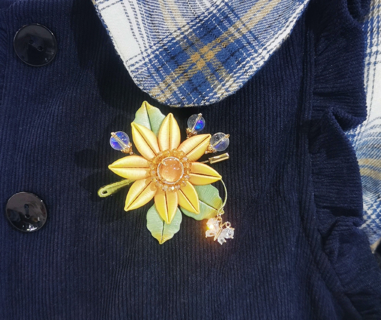 Spilla a girasole Chanhua fatta a mano - Accenti in cristallo e pietra di luna