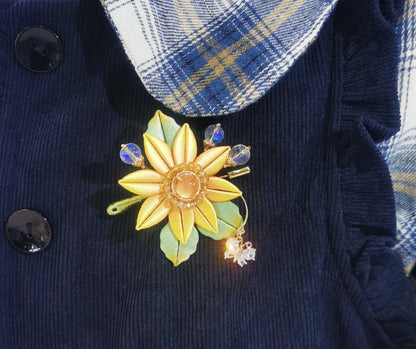 Spilla a girasole Chanhua fatta a mano - Accenti in cristallo e pietra di luna