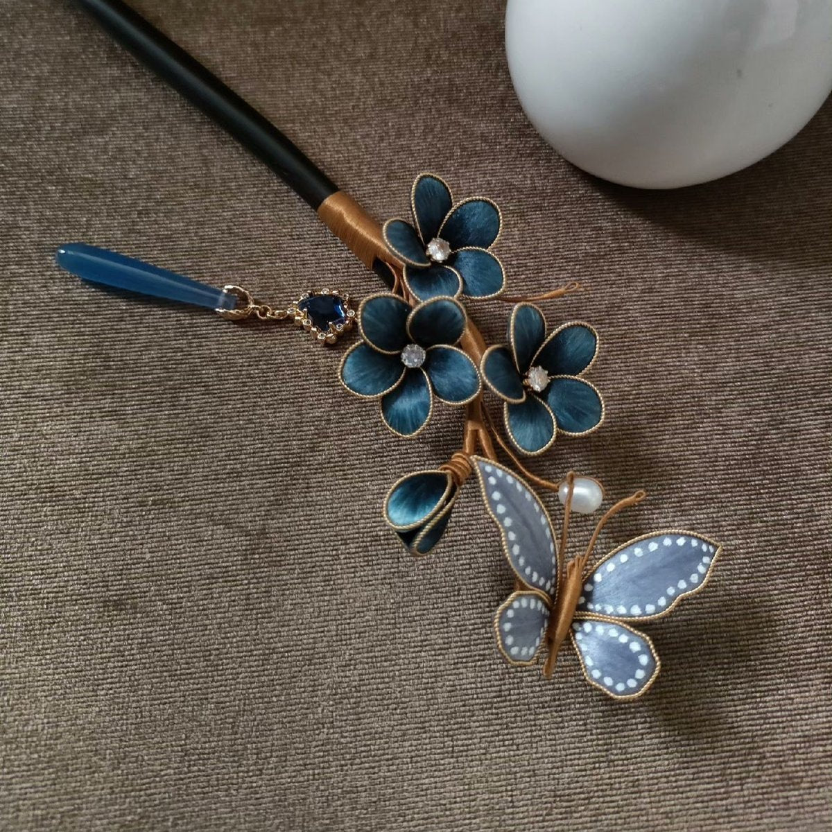 Pince à Cheveux Fleur en Velours de Soie Ronghua Faite à la Main - Prunier Bleu Papillon Accessoire Chinois
