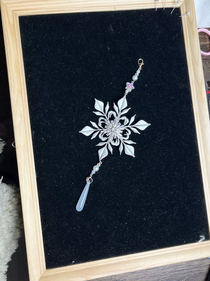Handmade Chanhua rotatable snow - flake pendant with beads and star on a chain