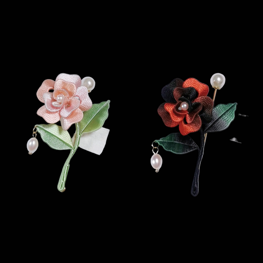 Spilla artigianale Chan Hua a mini rosa - Goccia di perla sul gambo