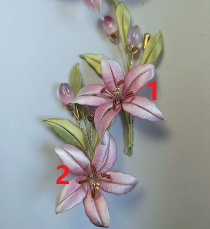 Spilla artigianale Gigli Rosa Avvolti in Filo - Spilla Floreale Chanhua Artigianale
