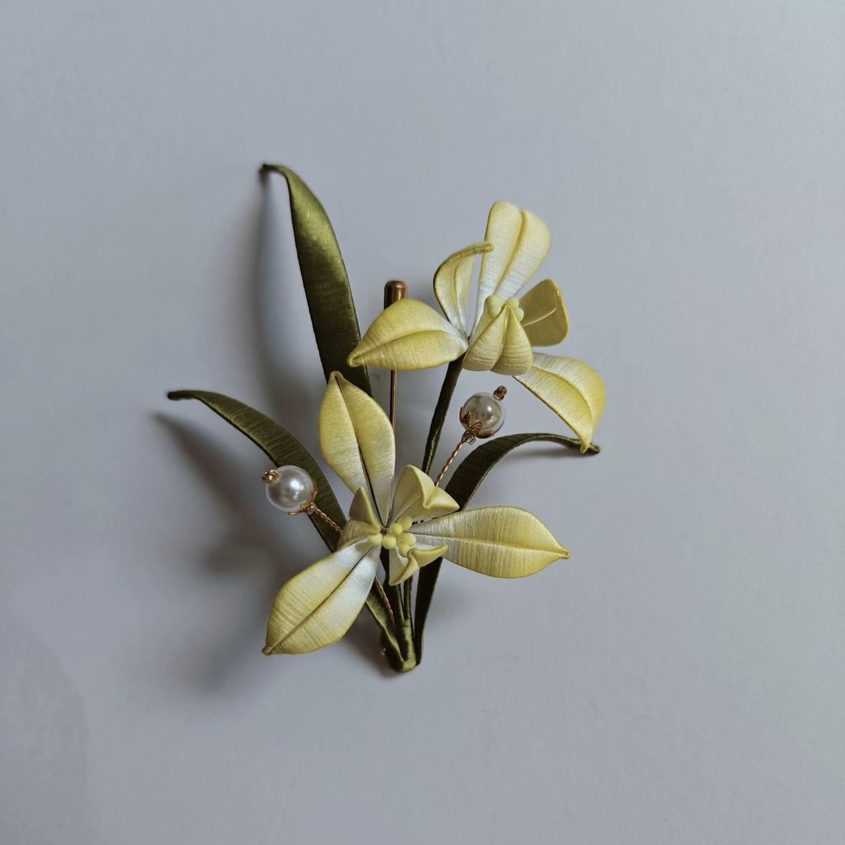 Spilla Orchidea Avvolta a Mano – Accessorio Floreale Artigianale Chanhua