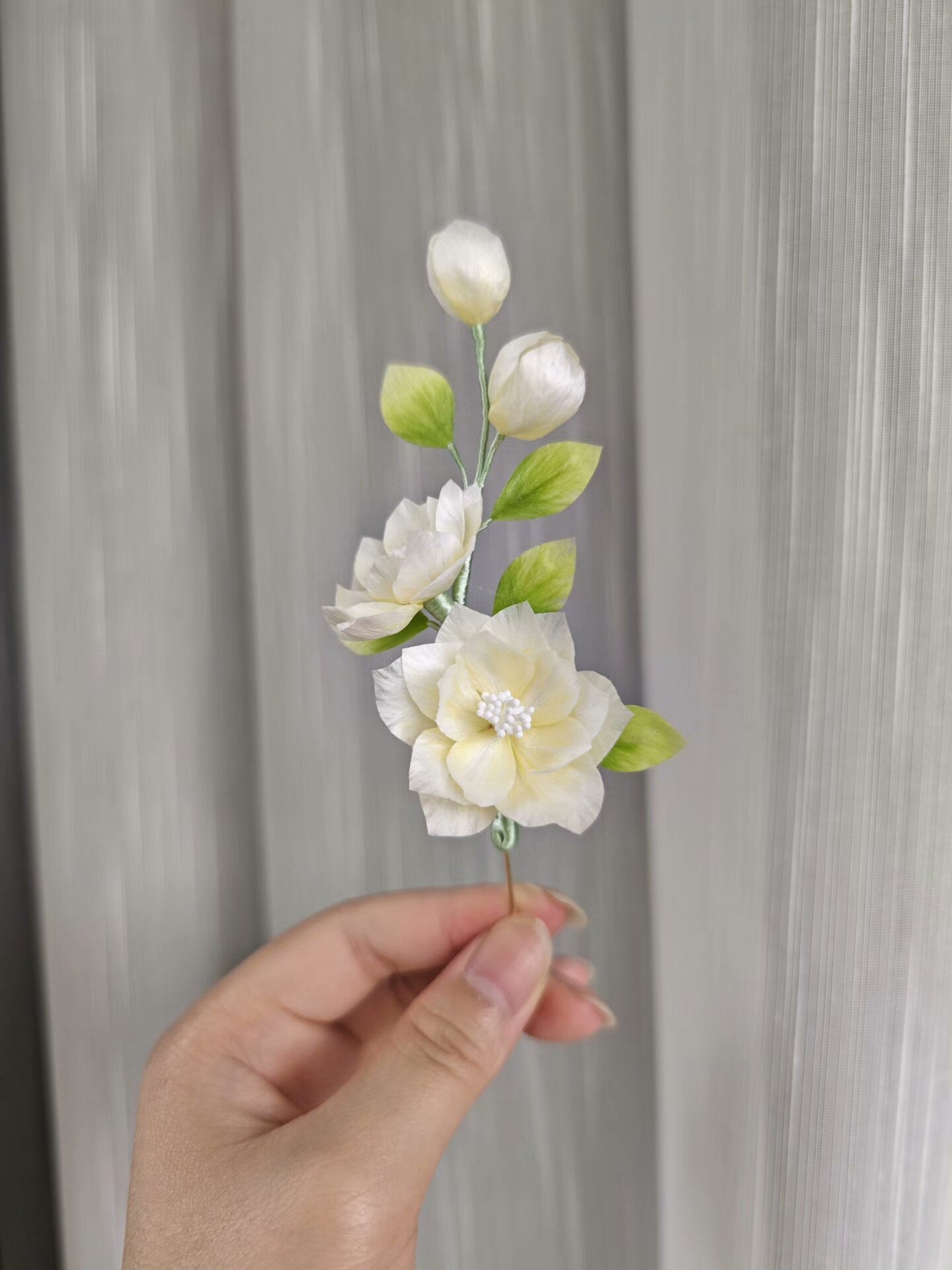 Hand - held handmade Ronghua jasmine flower hair accessory with white flowers and green leaves