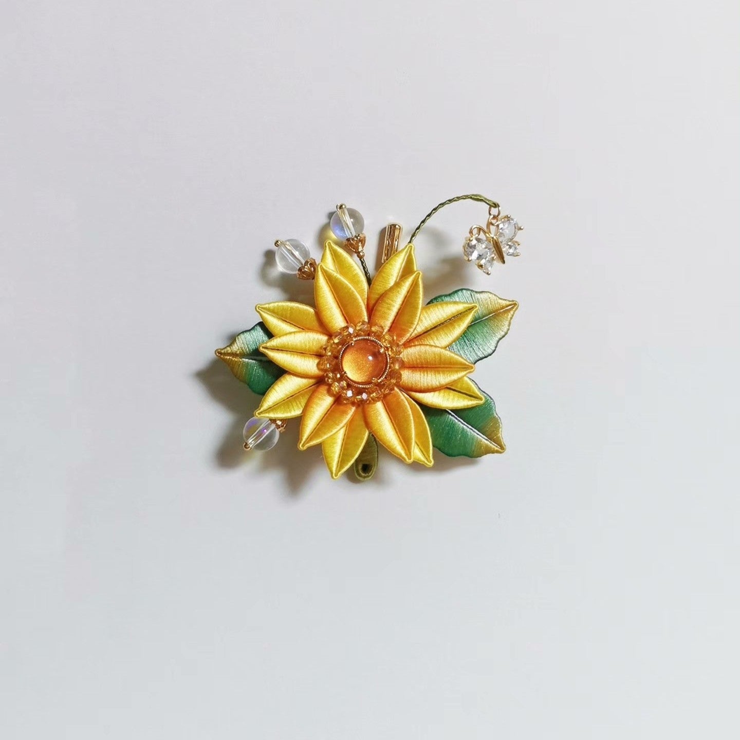 Spilla a girasole Chanhua fatta a mano - Accenti in cristallo e pietra di luna