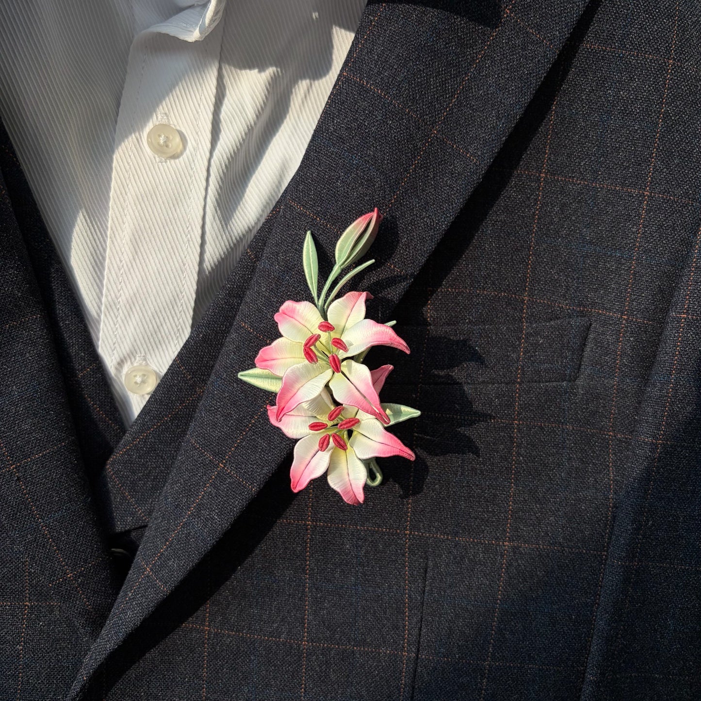 Handmade Chanhua Small Lily Brooch - Intricate Thread Wrapped Accessory