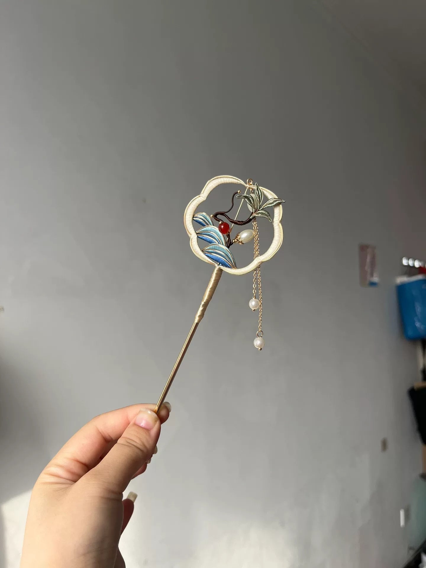 A handmade Chanhua fan - shaped hairpin with blue and white patterns, red and white beads, and pearl chain-2