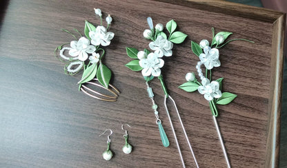 A set of handmade Chanhua jasmine - themed hair accessories in a wooden tray-3
