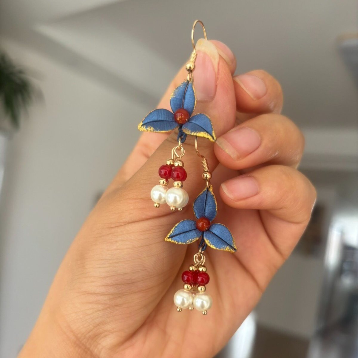 Boucles d'oreilles florales Chanhua faites à la main, fil enroulé - Bleu et or vintage