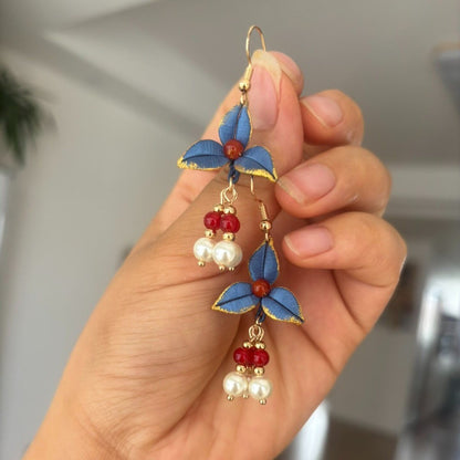Boucles d'oreilles florales Chanhua faites à la main, fil enroulé - Bleu et or vintage