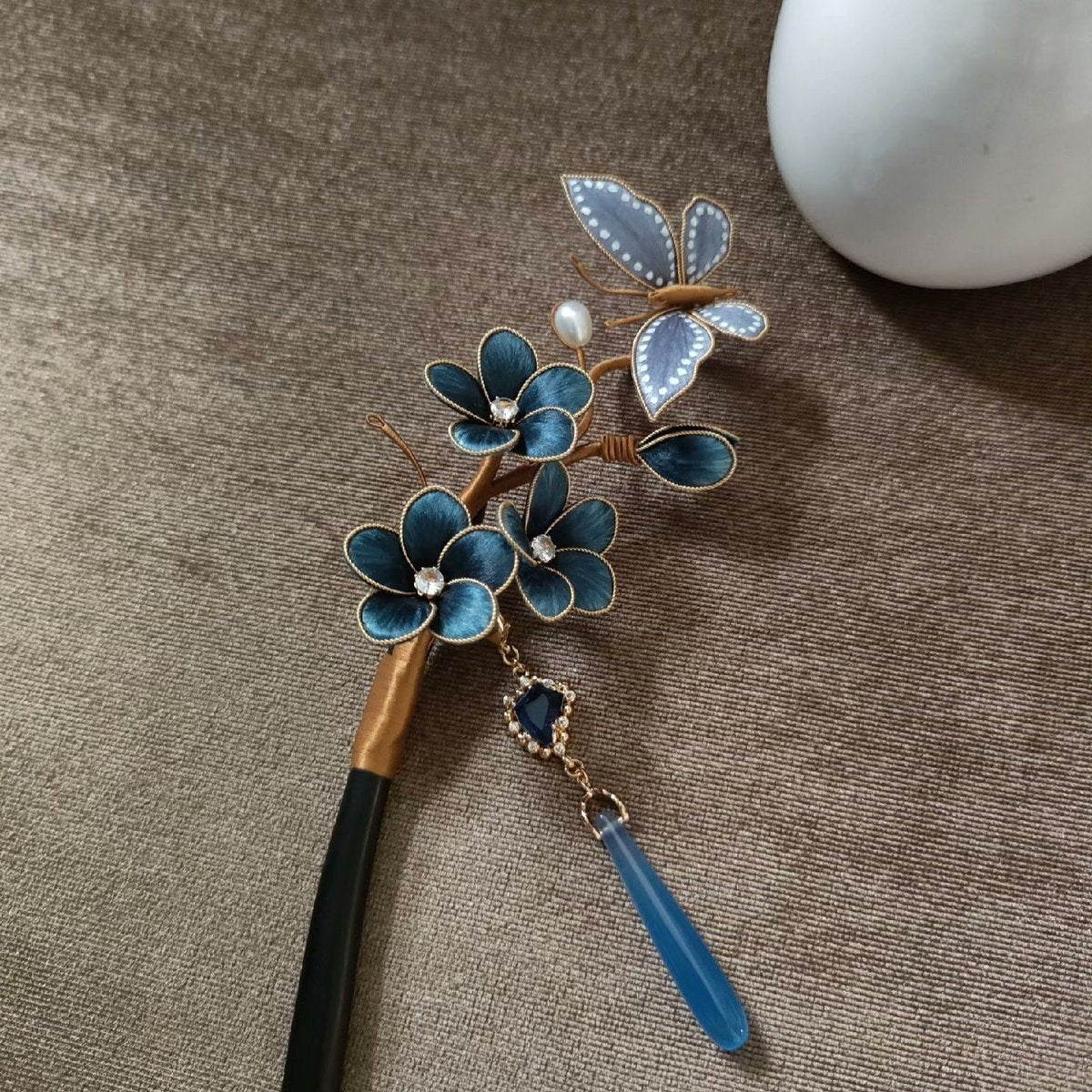 Pince à Cheveux Fleur en Velours de Soie Ronghua Faite à la Main - Prunier Bleu Papillon Accessoire Chinois