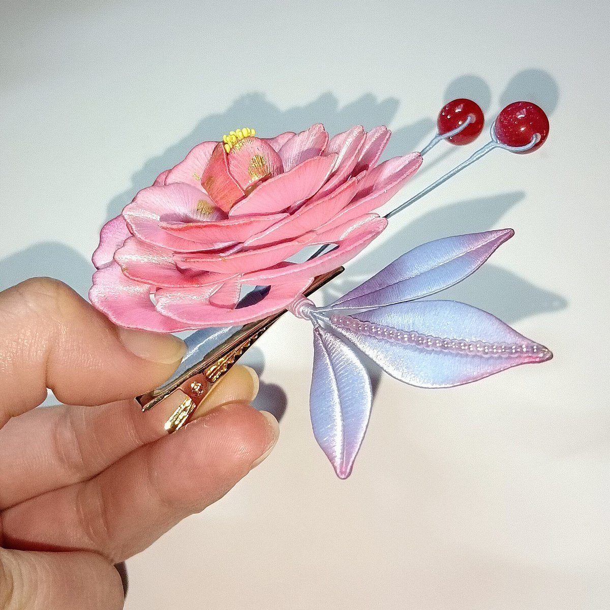 Épingle à cheveux de pivoine artisanale Chanhua enroulée de fil – Accessoire floral rose et bleu