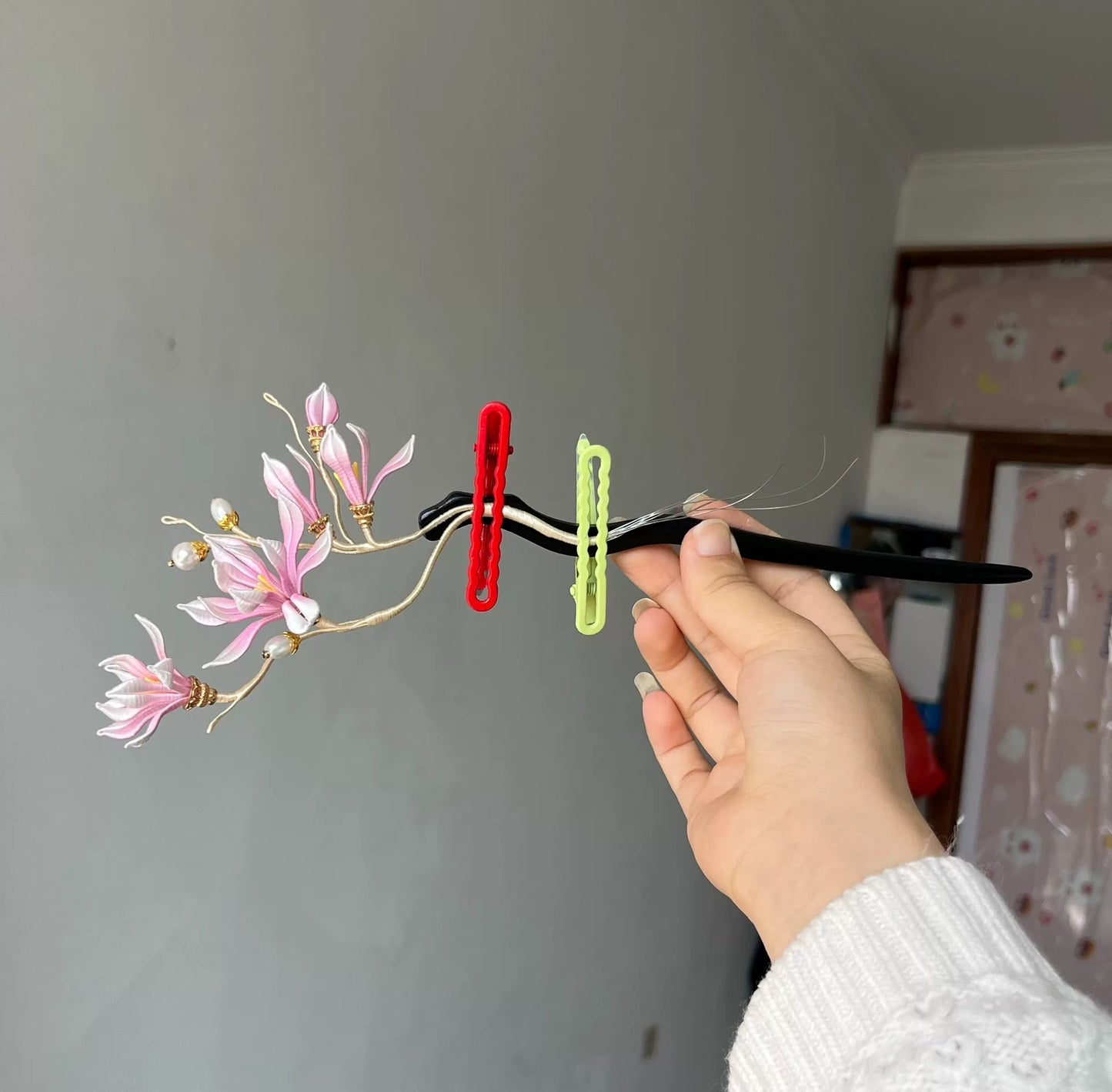 A hand - held golden hair comb with pink handmade Chanhua magnolia flowers and pearls-4