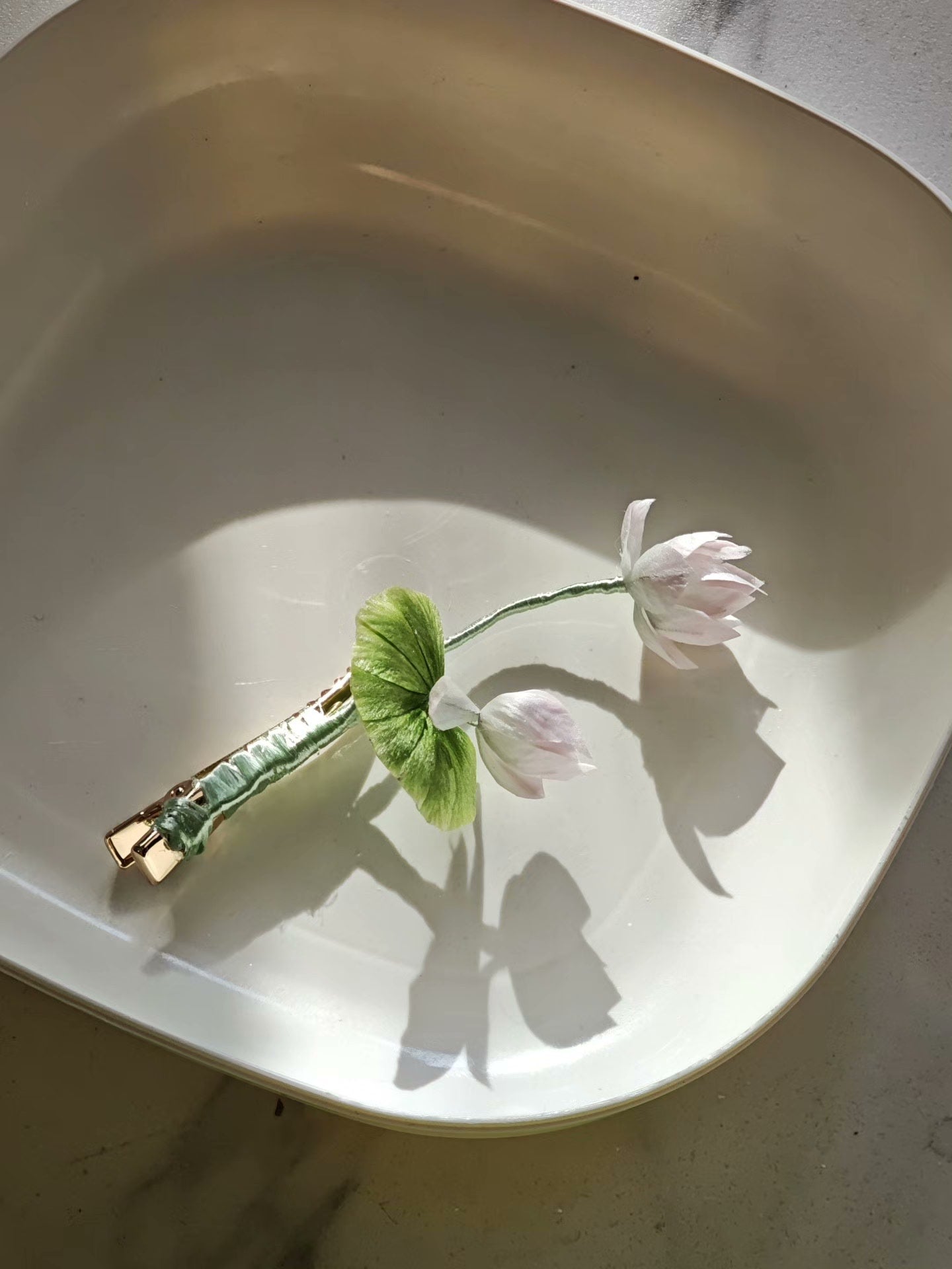 Handmade Ronghua Flower and Lotus Leaf Hairpin - Lifelike Botanical Hair Accessory