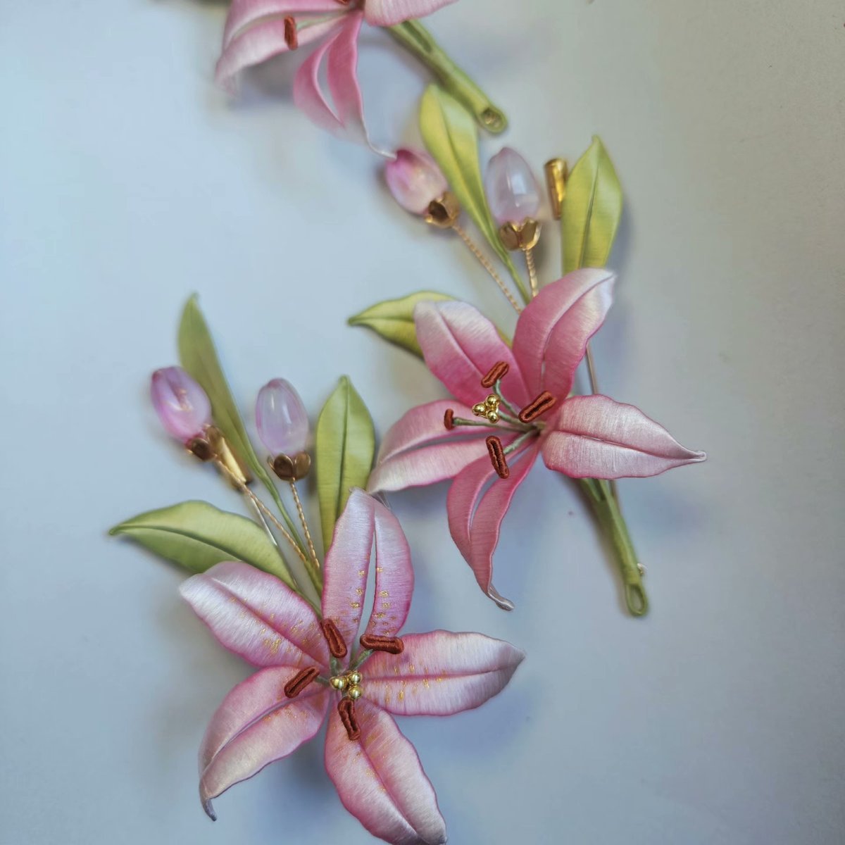 Spilla artigianale Gigli Rosa Avvolti in Filo - Spilla Floreale Chanhua Artigianale