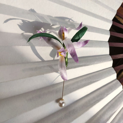 Spilla Iris Ronghua fatta a mano - Spilla floreale artigianale in seta da bavero