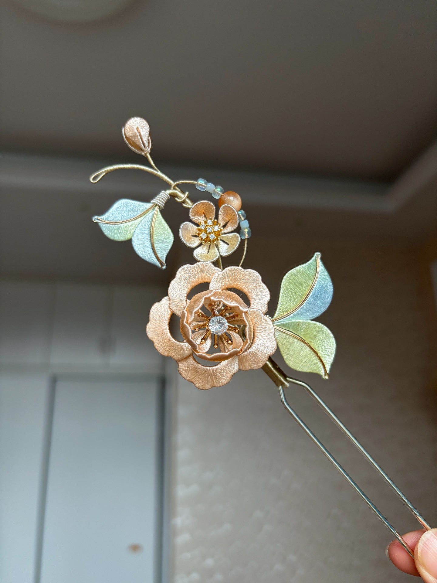 A handmade Chanhua peony hairpin with green petals and leaves-2