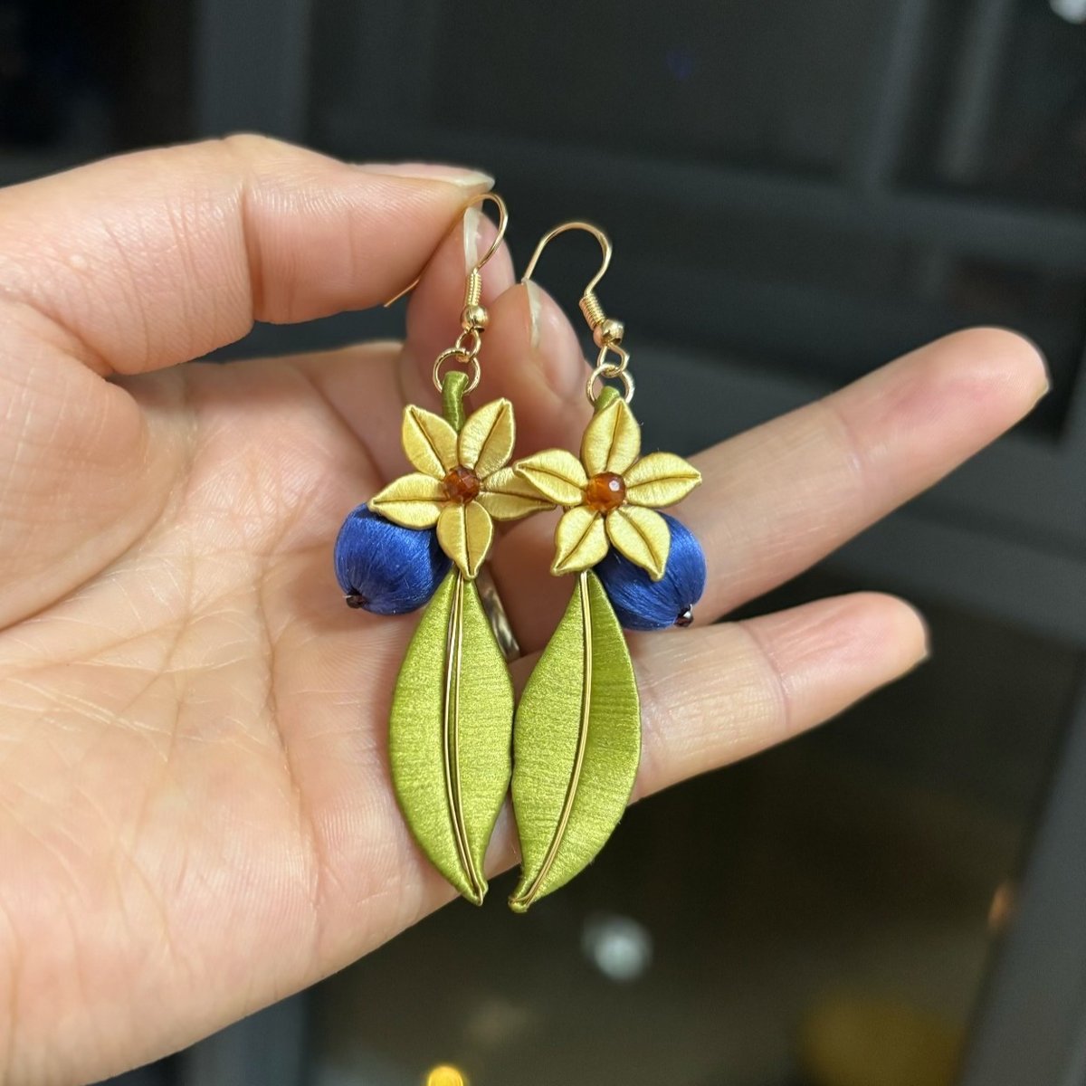Boucles d'oreilles Chanhua Myrtille faites à la main - Boucles d'oreilles pendantes fleurs bleues et dorées