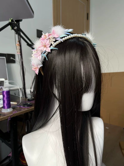 A handmade Chanhua orchid headband with pink flowers, white feathers, and pearls on a mannequin's head-2