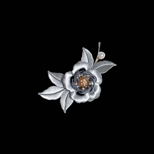 Spilla Camelia Chanhua in Inchiostro Fatta a Mano - Grigio Argento con Centro Dorato
