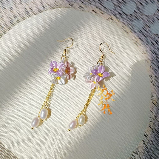 Orecchini pendenti artigianali con fiore Chanhua e perle d'acqua dolce - Ganci in argento 925