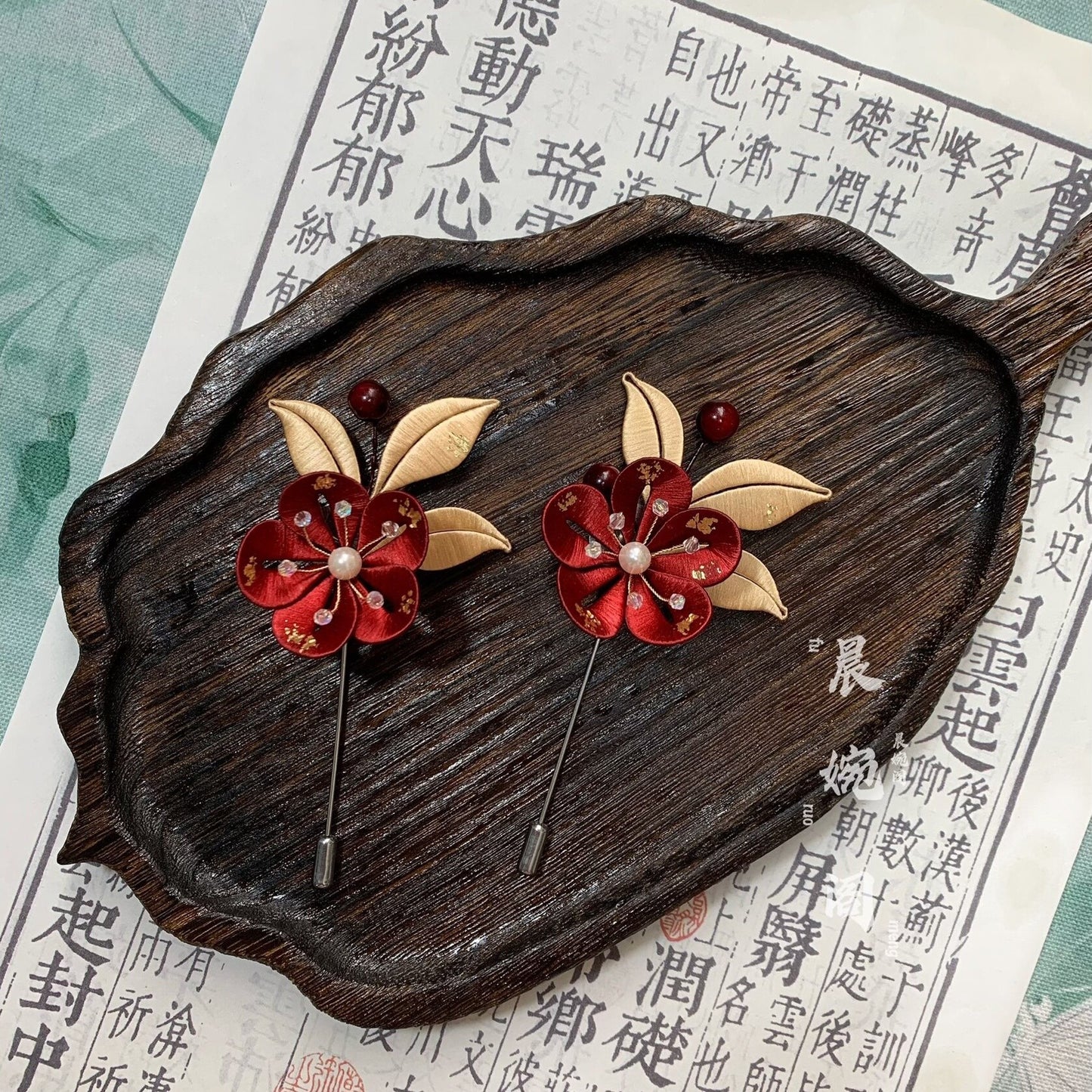 Broche fleur de prunier Chanhua faite à la main - Épingle florale en fil avec accents de perles et de cristaux