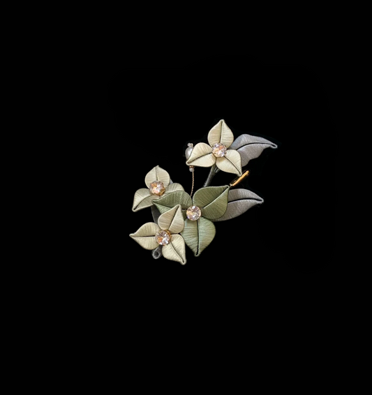 Spilla artigianale Bougainvillea Chanhua - Spilla fiore in filo con dettagli in cristallo