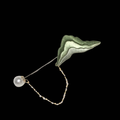 Spilla artigianale Monte Chanhua - Filo verde con catena di perle
