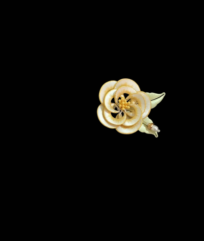 Spilla Chanhua di Camelia Bianca Fatta a Mano - Fiore con Bordo Dorato e Perla