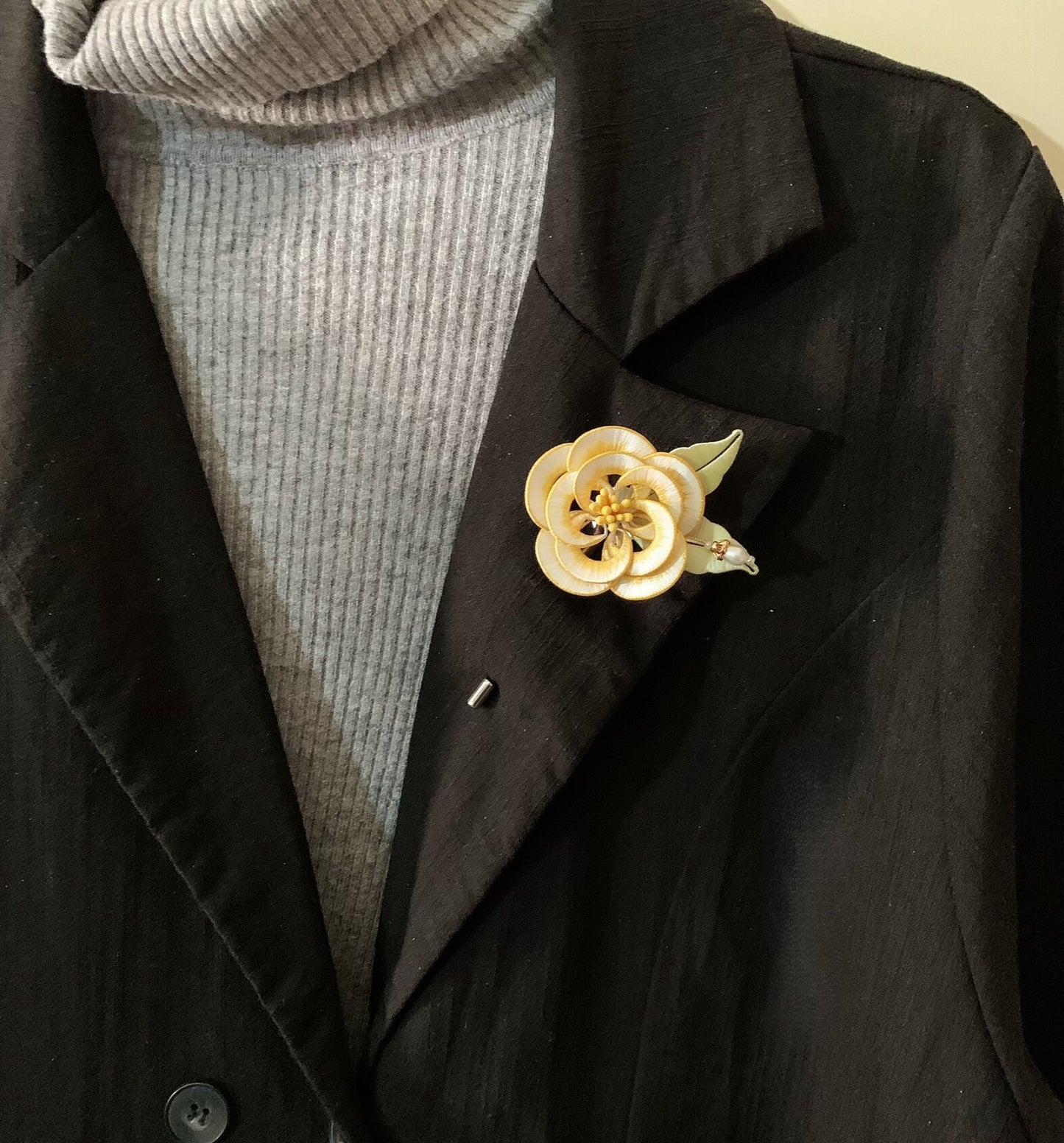 Spilla Chanhua di Camelia Bianca Fatta a Mano - Fiore con Bordo Dorato e Perla