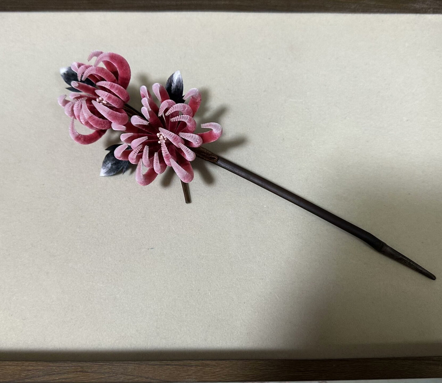Épingle à Cheveux Double-Tête Chrysanthème Rouge Ronghua Faite à la Main | Coiffe en Bois Fleur en Velours de Soie de Mûrier