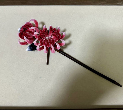 Épingle à Cheveux Double-Tête Chrysanthème Rouge Ronghua Faite à la Main | Coiffe en Bois Fleur en Velours de Soie de Mûrier