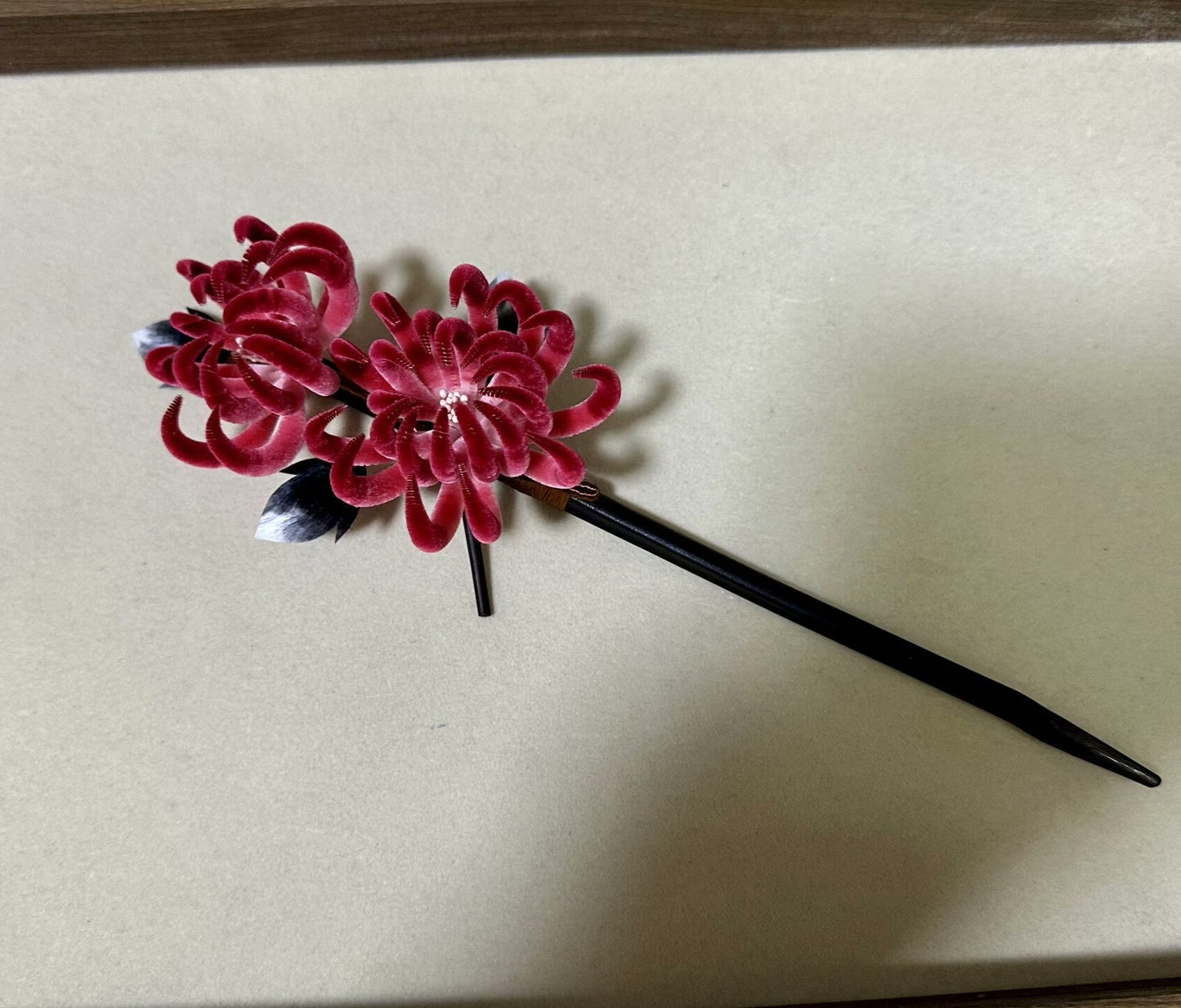 Épingle à Cheveux Double-Tête Chrysanthème Rouge Ronghua Faite à la Main | Coiffe en Bois Fleur en Velours de Soie de Mûrier