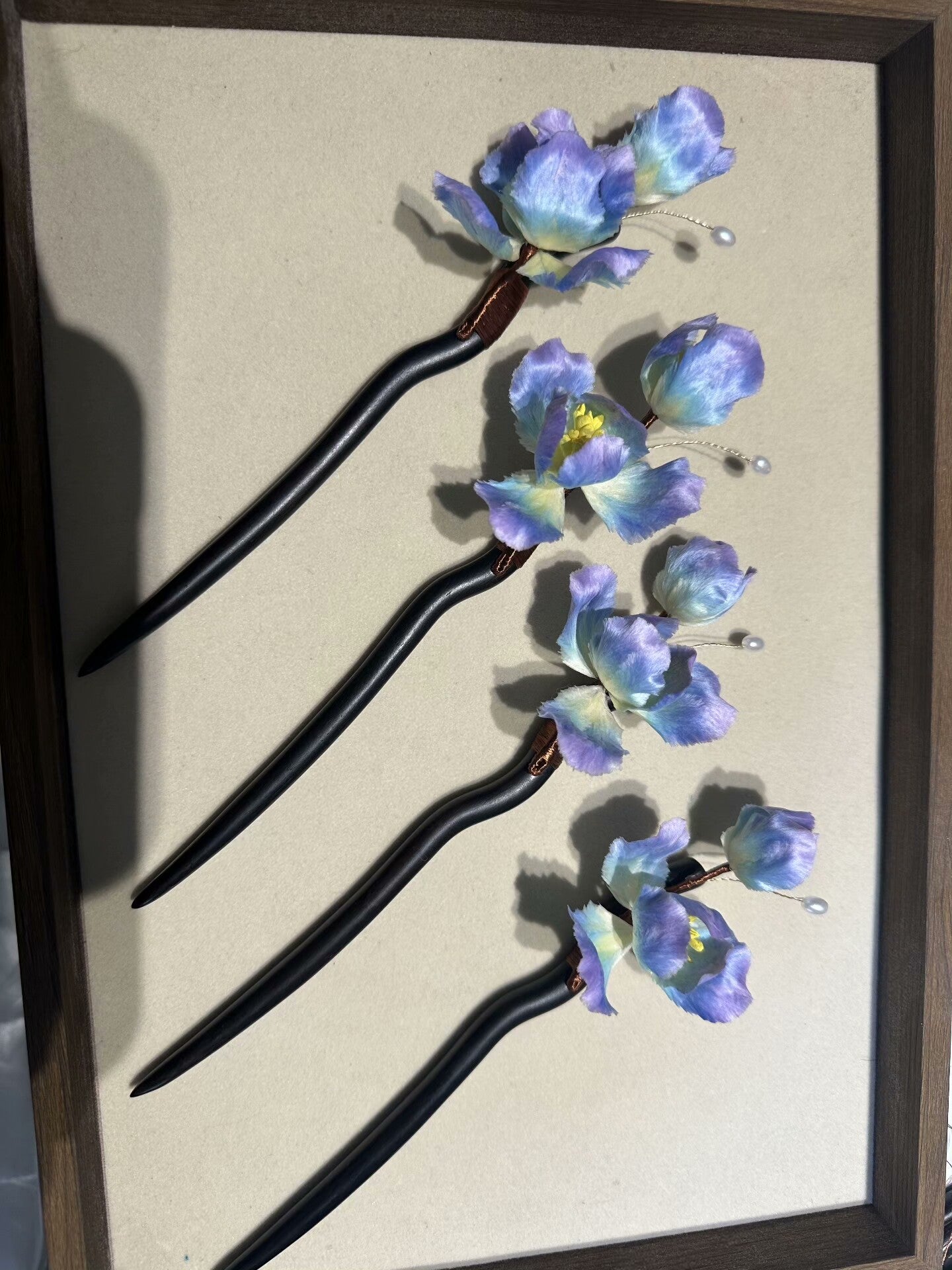 Fermaglio fatto a mano Ronghua a forma di fiore di iris | Copricapo di iris in velluto di seta di gelso