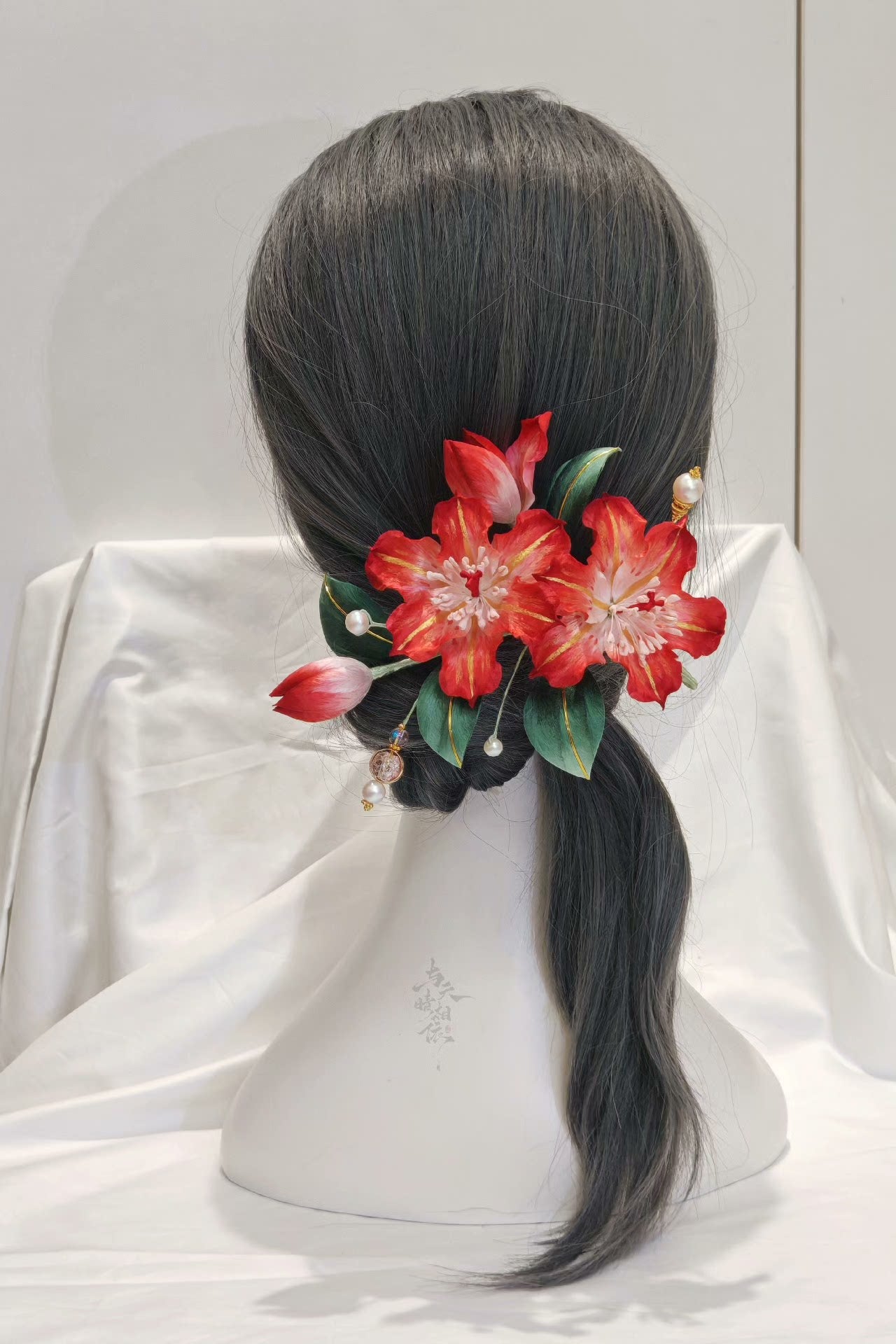 Coffret Fait Main Lys Rouge Ronghua | Épingle à Cheveux, Broche et Boucles d'Oreilles en Velours de Soie de Mûrier